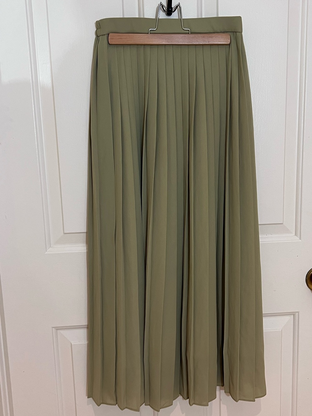Uniqlo Women’s Olive colored Pleated Maxi Skirt